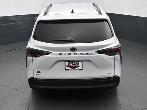 Used 2026 Toyota Sienna XLE FWD image 31
