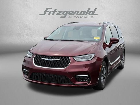 Used 2021 Chrysler Pacifica Touring-L w/ Uconnect Theater Family Group FWD image 3
