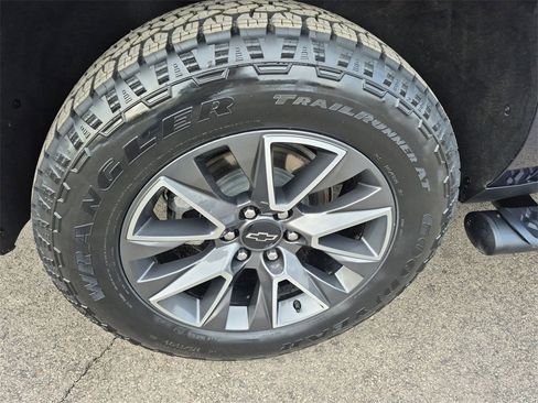 Used 2024 Chevrolet Suburban Z71 w/ Luxury Package image 17