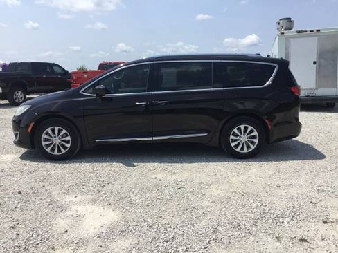 Used 2018 Chrysler Pacifica Touring-L w/ Premium Audio Group FWD image 6