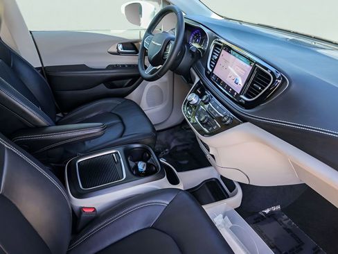 Used 2022 Chrysler Pacifica Touring-L image 31