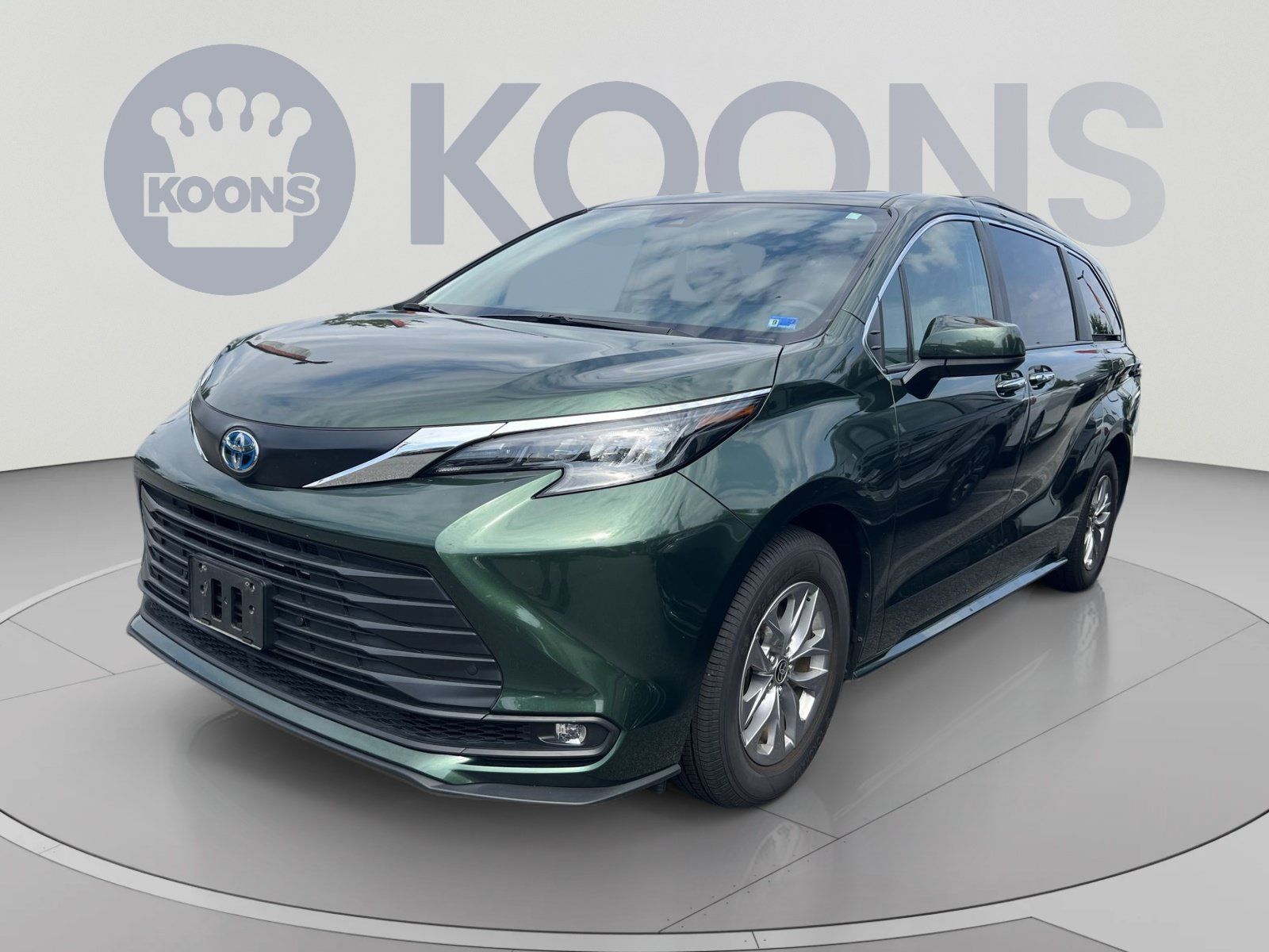 Used 2025 Toyota Sienna XLE AWD/4WD image 1