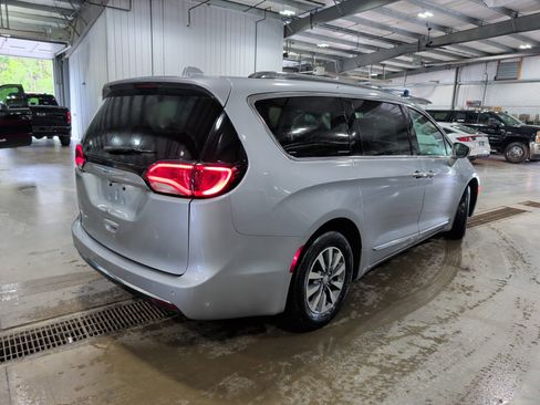 Used 2020 Chrysler Pacifica Touring-L Plus FWD image 3