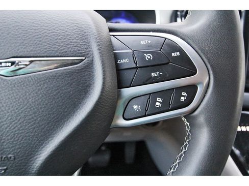 Used 2023 Chrysler Pacifica Touring-L FWD image 16