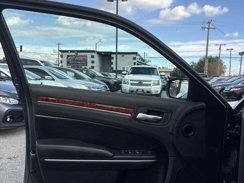 Used 2014 Chrysler 300 image 6