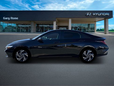 New 2025 Hyundai Elantra SEL FWD image 3
