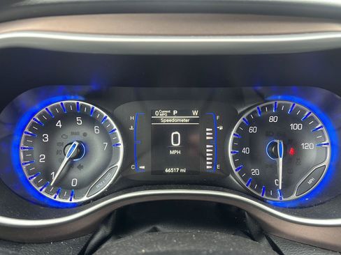 Used 2021 Chrysler Voyager LX FWD image 5