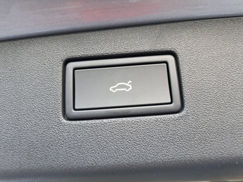 New 2025 Volkswagen Tiguan SE image 13