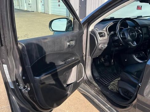 Used 2018 Jeep Compass Latitude w/ Popular Equipment Group FWD image 9