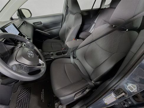 Used 2025 Toyota Corolla Cross LE image 11