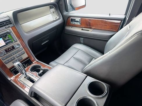 Used 2014 Lincoln Navigator 4WD image 25