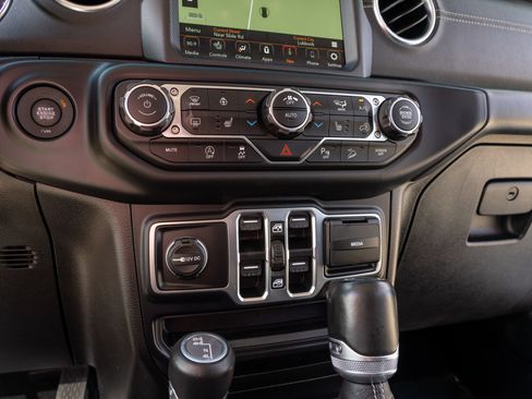 Used 2020 Jeep Wrangler Unlimited Sahara w/ Uconnect 4C Nav & Sound Group AWD/4WD image 18