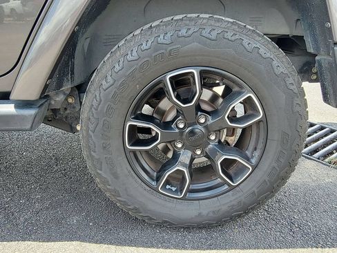 Used 2018 Jeep Wrangler Unlimited Sahara AWD/4WD image 29
