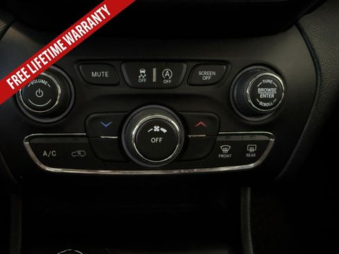 Used 2019 Jeep Cherokee Latitude Plus w/ Cold Weather Group AWD/4WD image 38