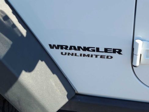 Used 2015 Jeep Wrangler Unlimited Rubicon w/ Connectivity Group image 15