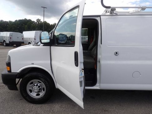 Used 2018 Chevrolet Express 2500 w/ Driver Convenience Package RWD image 13