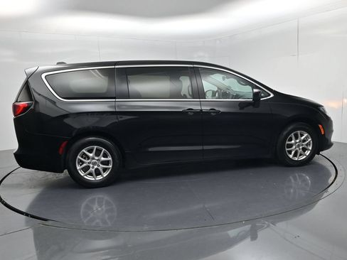 Used 2023 Chrysler Voyager LX FWD image 8