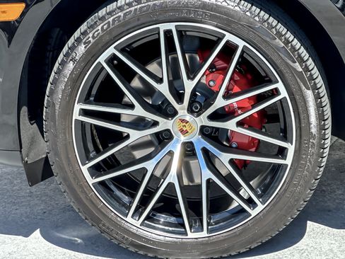 Certified 2024 Porsche Macan S AWD/4WD image 24
