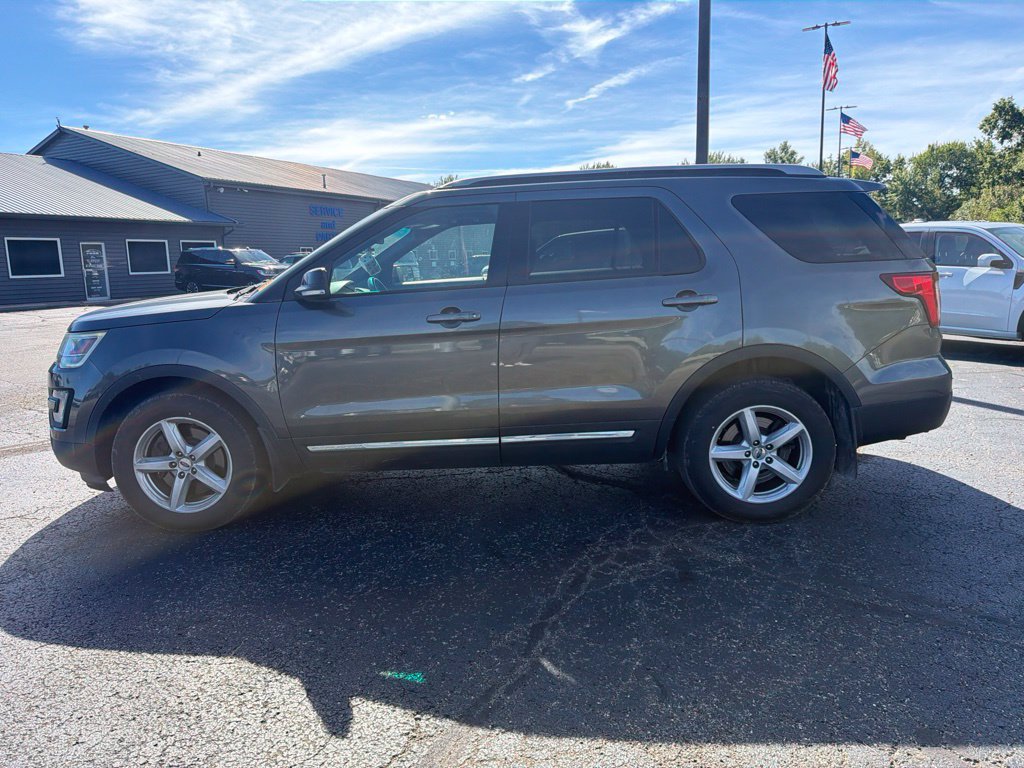 Used 2017 Ford Explorer XLT AWD/4WD image 2