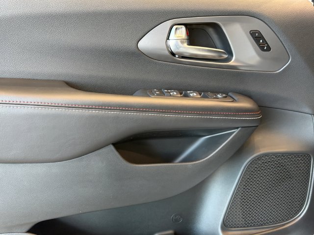 New 2027 Chrysler Pacifica Select FWD image 15