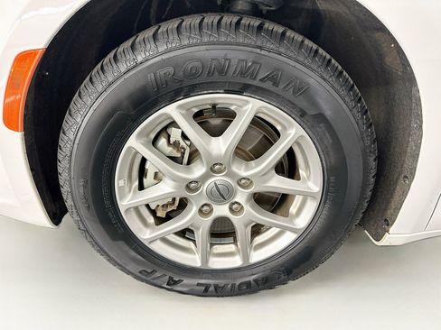 Used 2024 Chrysler Pacifica Touring-L FWD image 36