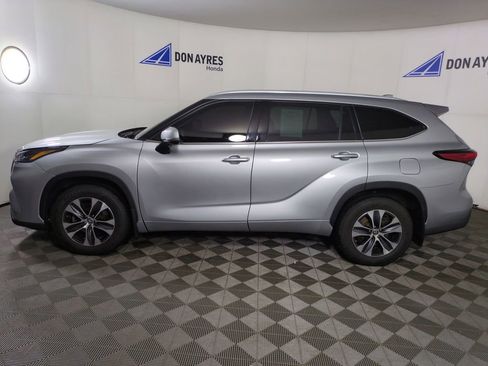 Used 2022 Toyota Highlander XLE image 2