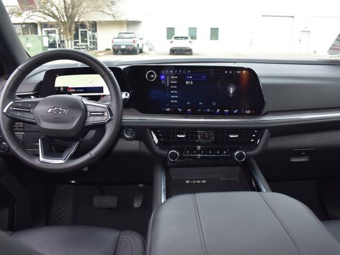 Used 2025 Chevrolet Suburban Z71 image 32