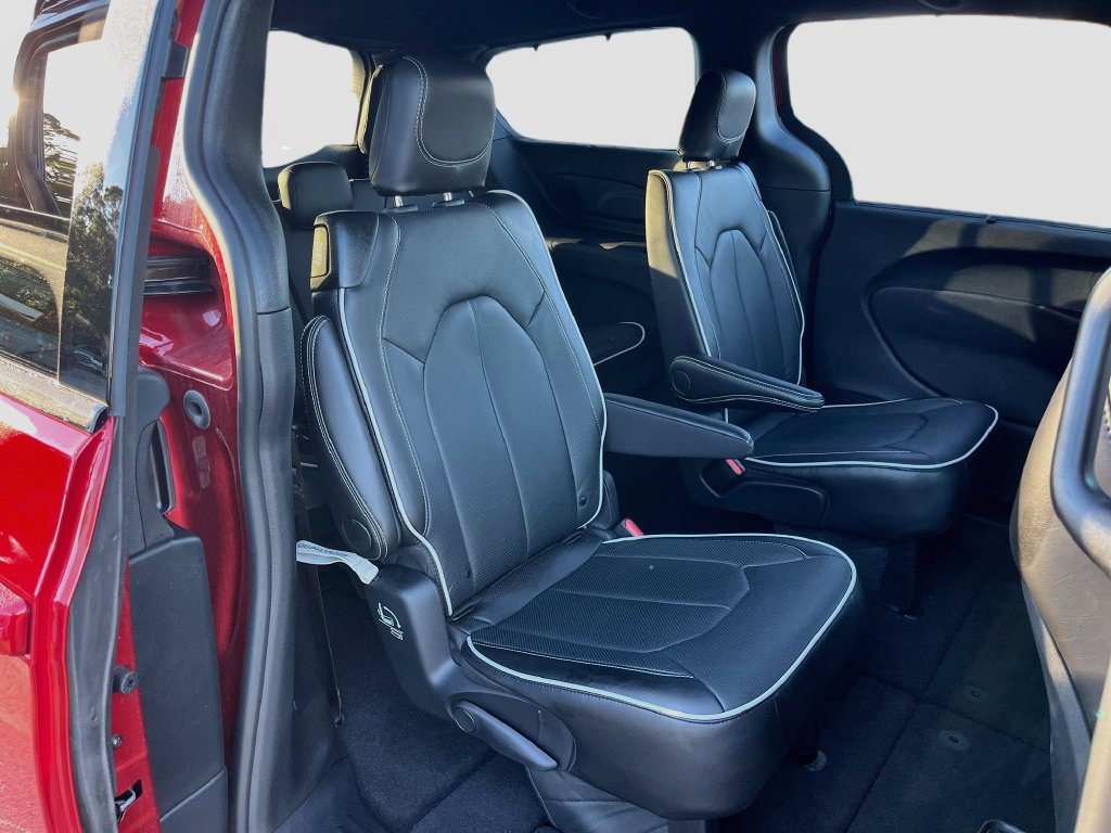 Used 2025 Chrysler Pacifica Limited FWD image 29
