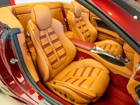 Used 2010 Ferrari California RWD image 21