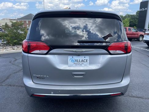 Used 2017 Chrysler Pacifica Touring-L FWD image 5