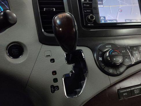 Used 2013 Toyota Sienna XLE image 15