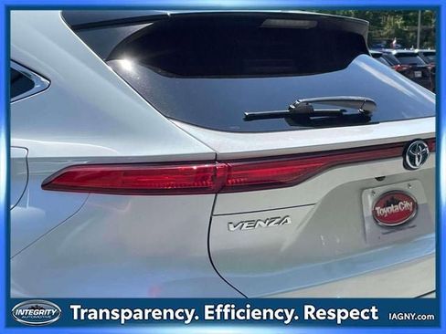 Used 2023 Toyota Venza LE AWD/4WD image 11