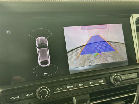Certified 2021 Porsche Macan AWD/4WD image 18