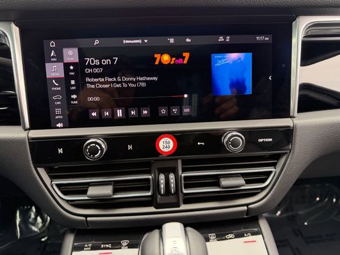 Certified 2026 Porsche Macan AWD/4WD image 28
