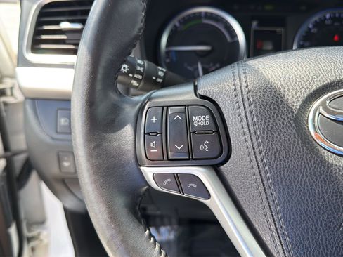 Used 2019 Toyota Highlander XLE AWD/4WD image 25