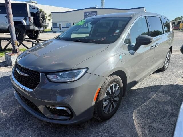 Used 2023 Chrysler Pacifica Touring-L FWD image 3