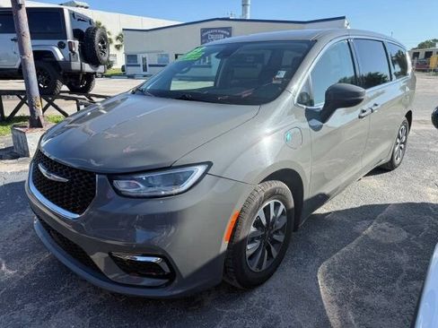 Used 2023 Chrysler Pacifica Touring-L FWD image 3