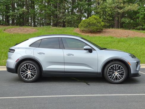 Certified 2025 Porsche Macan Electric RWD image 32