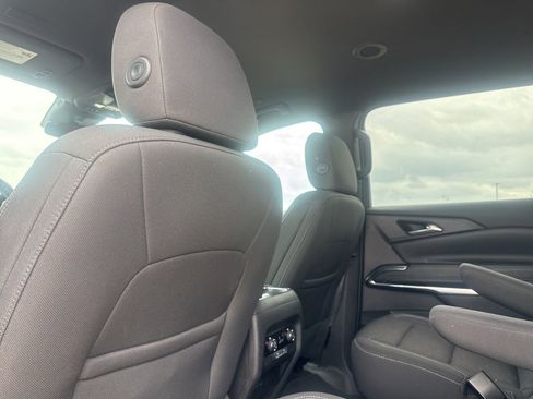 Used 2025 Chevrolet Traverse LT image 35