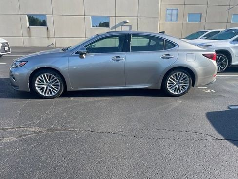 Used 2018 Lexus ES 350 w/ Ultra Luxury Package FWD image 3