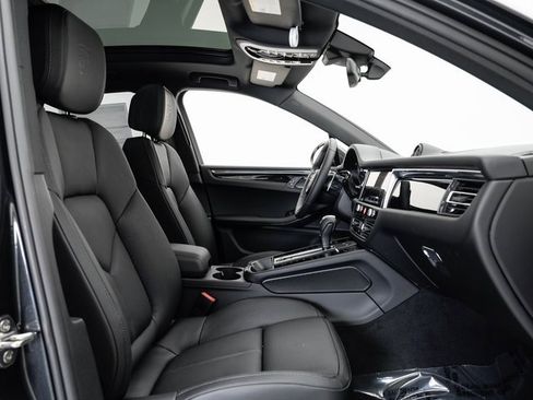 Certified 2025 Porsche Macan image 24