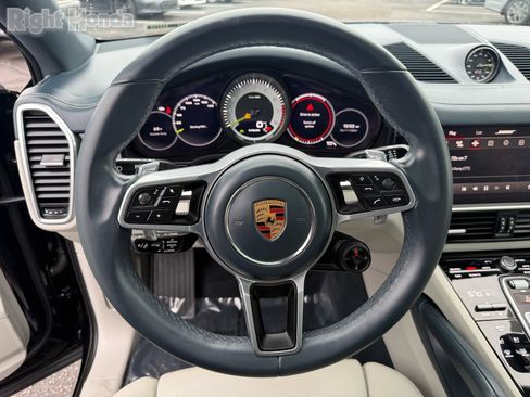 Used 2022 Porsche Cayenne Base image 15