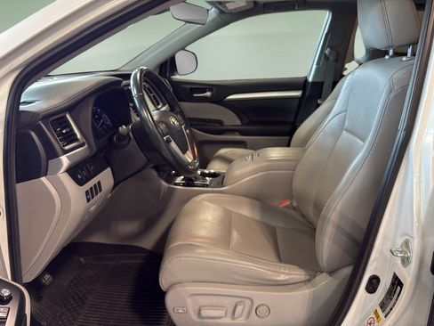 Used 2019 Toyota Highlander XLE AWD/4WD image 11