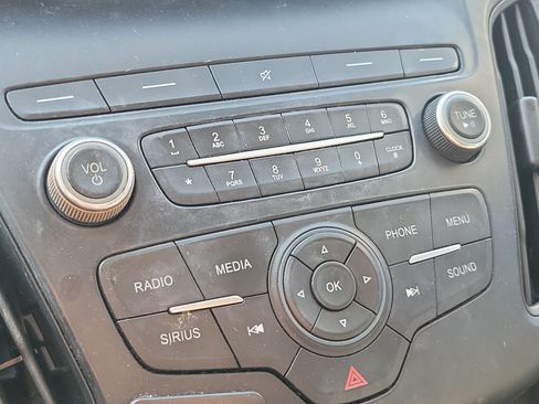 Used 2018 Ford Focus SE w/ SE Appearance Package FWD image 28