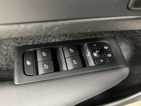 Used 2024 Volvo XC40 B5 Plus image 29