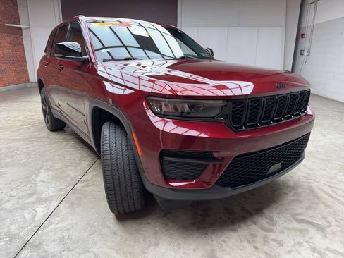 Used 2022 Jeep Grand Cherokee Altitude AWD/4WD image 5