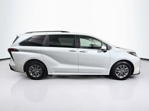Used 2022 Toyota Sienna XLE w/ XLE Plus Package FWD image 11
