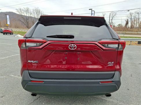 Used 2022 Toyota RAV4 XLE Premium image 9