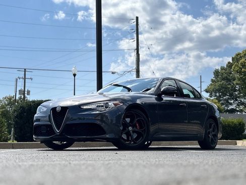 Used 2017 Alfa Romeo Giulia Ti w/ TI 19" Sport Package AWD/4WD image 2