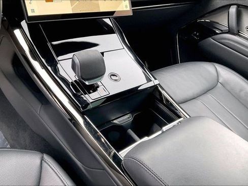 Used 2025 Land Rover Range Rover Sport SE image 17